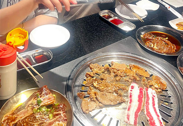 赴美生子|外出吃烤肉，邂逅别样快乐 